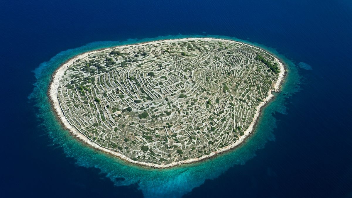 Neobydlený chorvatský ostrůvek vypadá z výšky jako otisk prstu